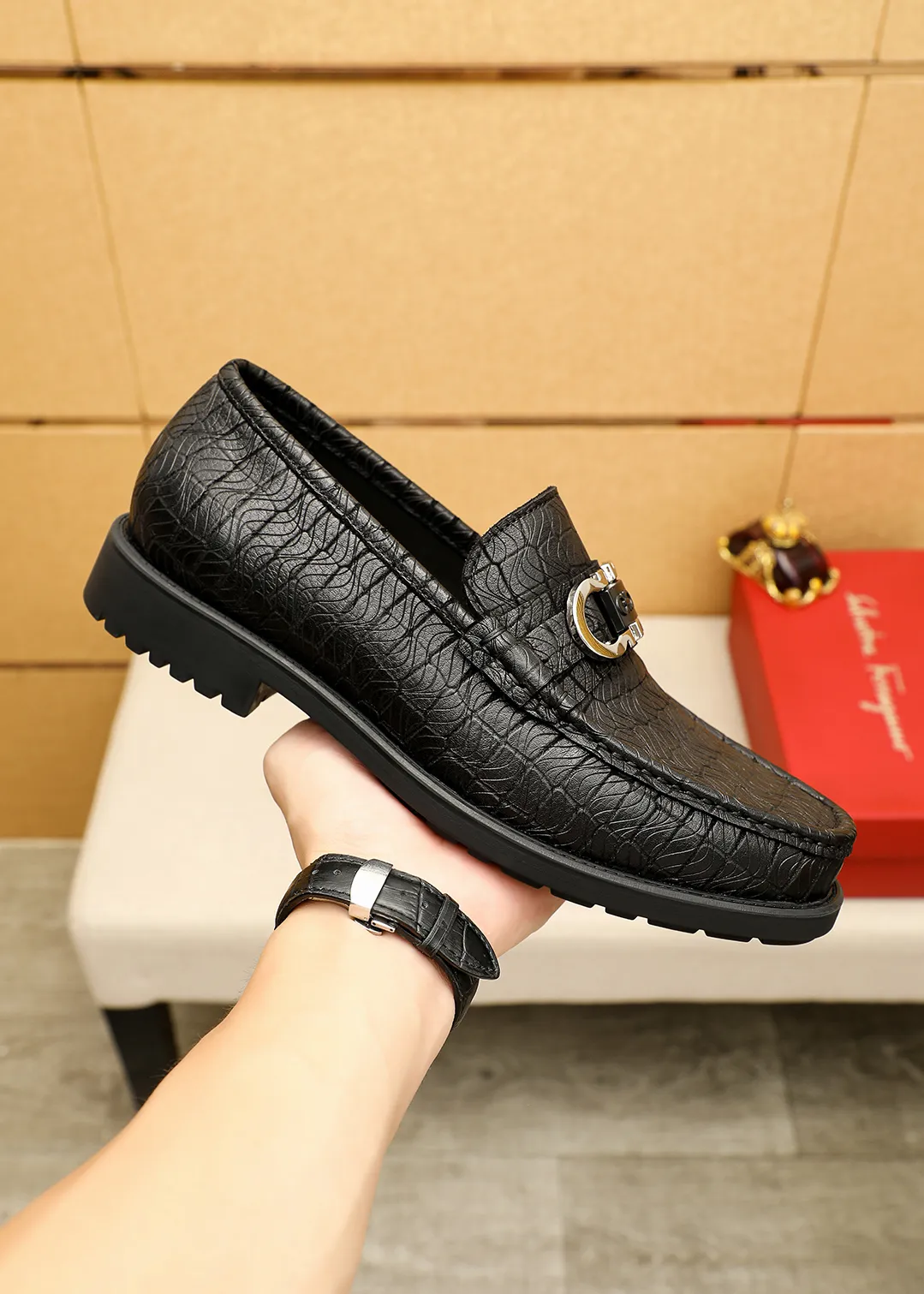 Men's shoes 💰520 💐 Product trademark: Ferragamo "Ferragamo" casual leather shoes Regular size: 38-44 (45.46🉑️customized) Product materials: Selected imported first-layer calfskin embossed upper + original hardware buckle, imported water-dyed cow leather lining. Strong three-dimensional visual effect, original outsole color: 1⃣️color optional